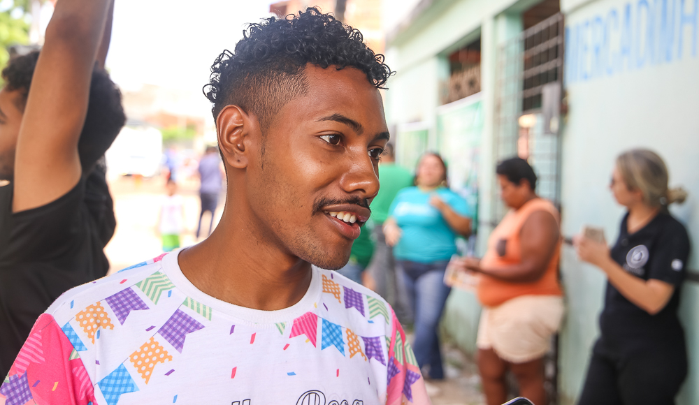 jovem de perfil falando